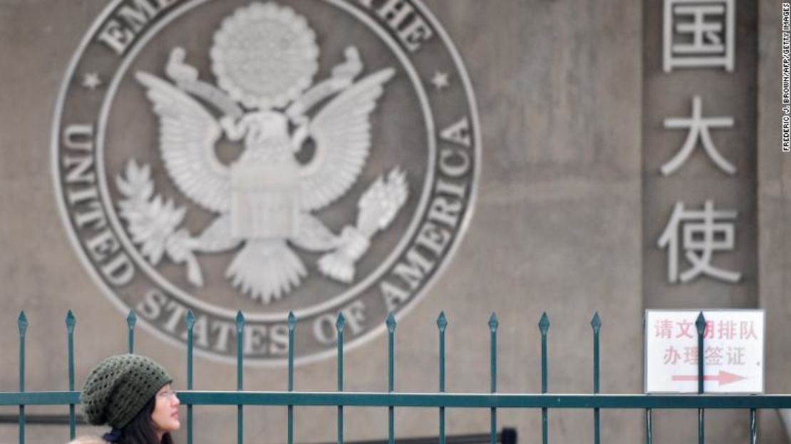 Foto de archivo. Una mujer pasa frente a la embajada de Estados Unidos en Beijing el 6 de febrero de 2010.