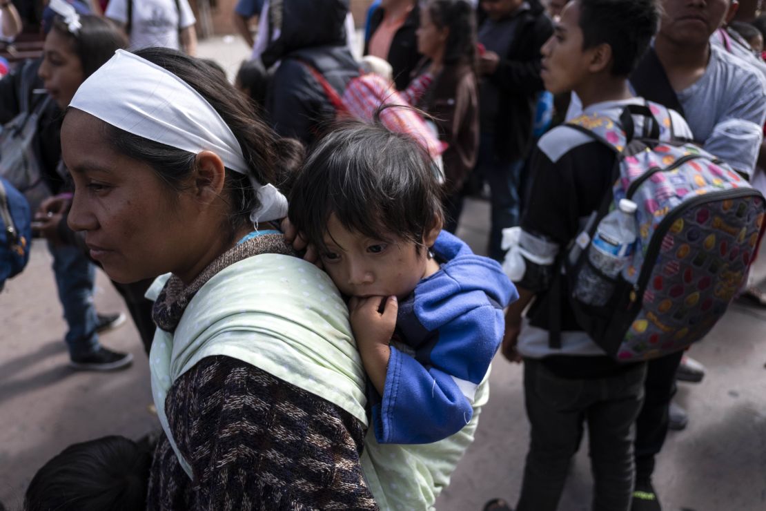 Una mujer y su hijo, migrantes que formaron parte de la caravana de migrantes de Centroamérica que llegó a Tijuana (México) para pedir asilo en Estados Unidos.