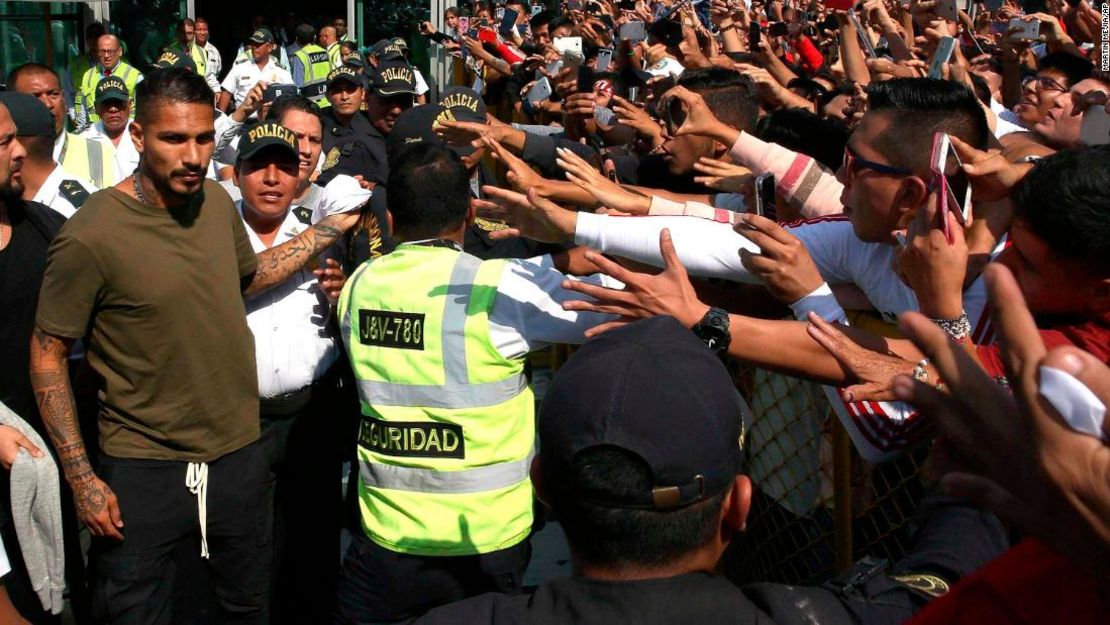 El capitán de Perú, Paolo Guerrero, a la izquierda, es recibido por los fanáticos cuando llega a Lima, Perú.