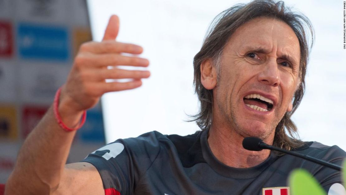 El entrenador argentino del Perú Ricardo Gareca protesta por la sanción de 14 meses en una conferencia de prensa.