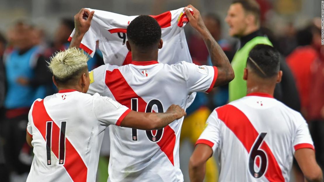 Los peruanos Raúl Ruidiaz, Jefferson Farfán y Miguel Trauco sostienen la camiseta de Guerrero durante su ausencia.