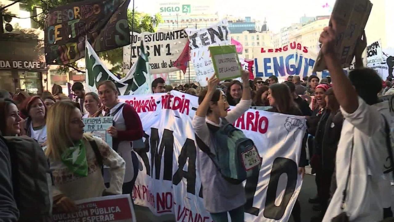 CNNE 527056 - maestros marchan por reivindicaciones salariales en argentina