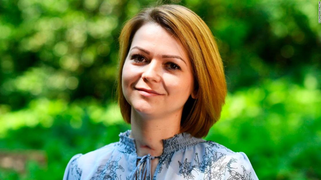 Yulia Skripal, sobreviviente a un envenenamiento, junto con su padre, Sergei Skripal, un exespía ruso.