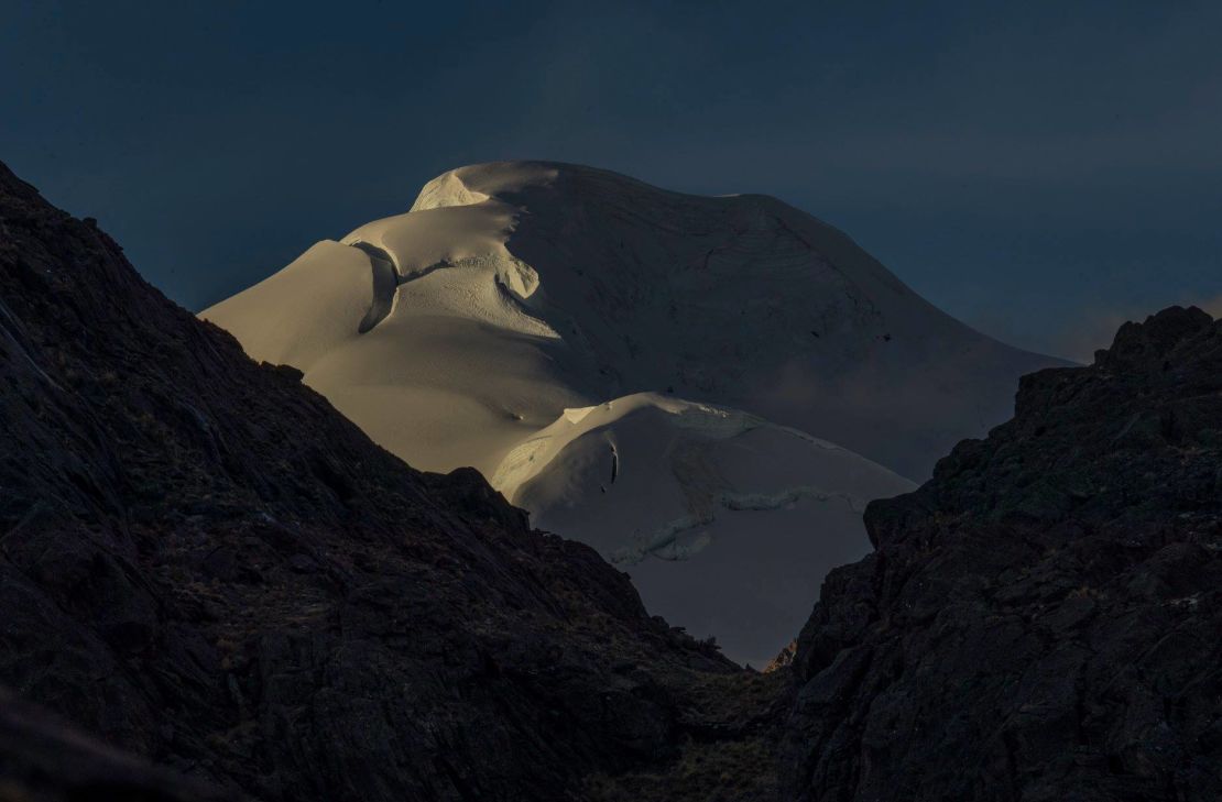 Vista del glaciar Chaupi Orco, ubicado a 6.044 metros sobre el nivel de mar al atardecer.