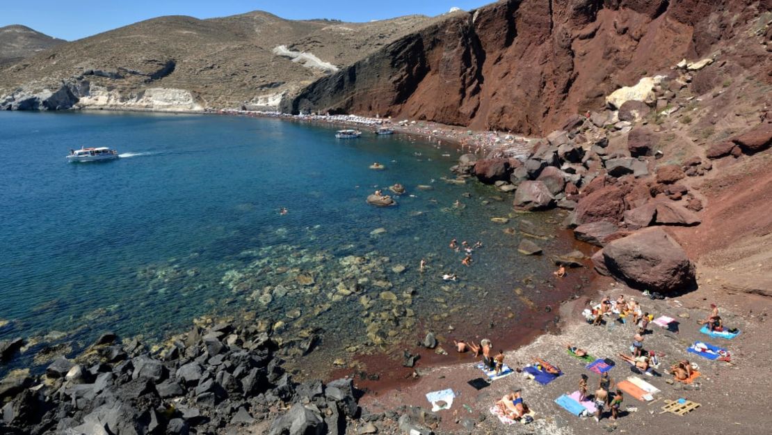 5. Playa Roja, Creta, Grecia: nombrada así por el color ocre de su arena y acantilados, puedes llegar a Playa Roja (o Kokkini Ammos) haciendo una caminata de 20 minutos desde Matala o dando un paseo en barco muy corto que empieza el paseo marítimo del pueblo.