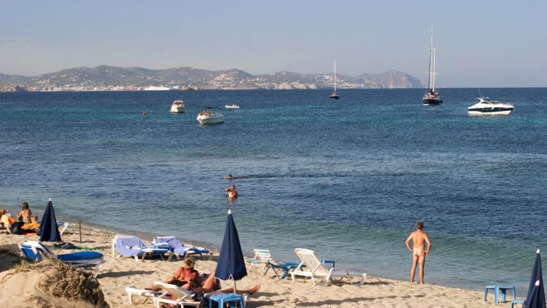 7. Playa de Es Cavallet, Ibiza, España: la playa nudista está dividida en varias secciones diferentes, incluyendo la zona de un club de fiestas, una sección gay y una parte media más apartada donde pasan el rato las multitudes nudistas.