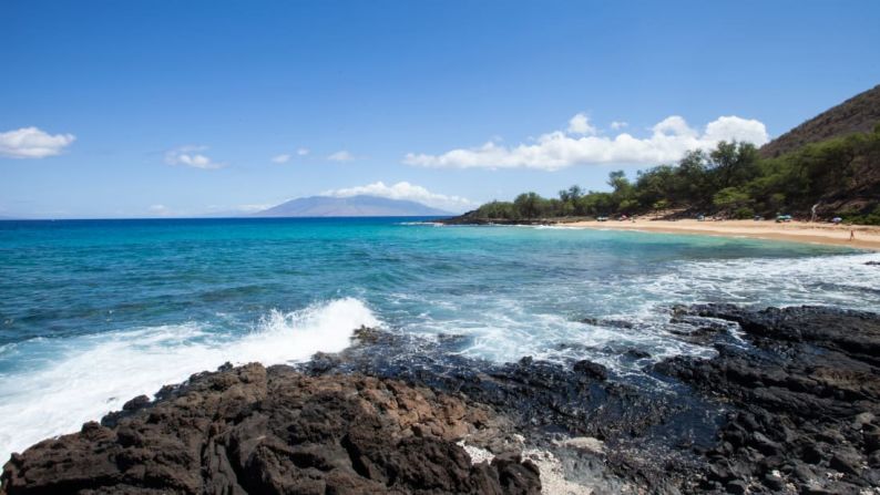 8. Playa Pequeña, Maui, Hawai: rodeada por antiguos flujos de lava y con un cono de ceniza volcánica a sus espaldas, esta playa sería increíble incluso si no pudieras quitarte la ropa. Parte del Parque Estatal de Makena, en la costa sureste de la isla, tiene vista a un santuario marino nacional famoso por sus tortugas, delfines, ballenas y peces tropicales.