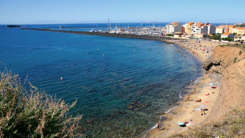 9. Playa Cap d'Agde, Francia: es el complejo playero nudista más grande del mundo, al que llegan 40.000 huéspedes por día durante la temporada alta. Y los visitantes pueden estar desnudos donde quieran.