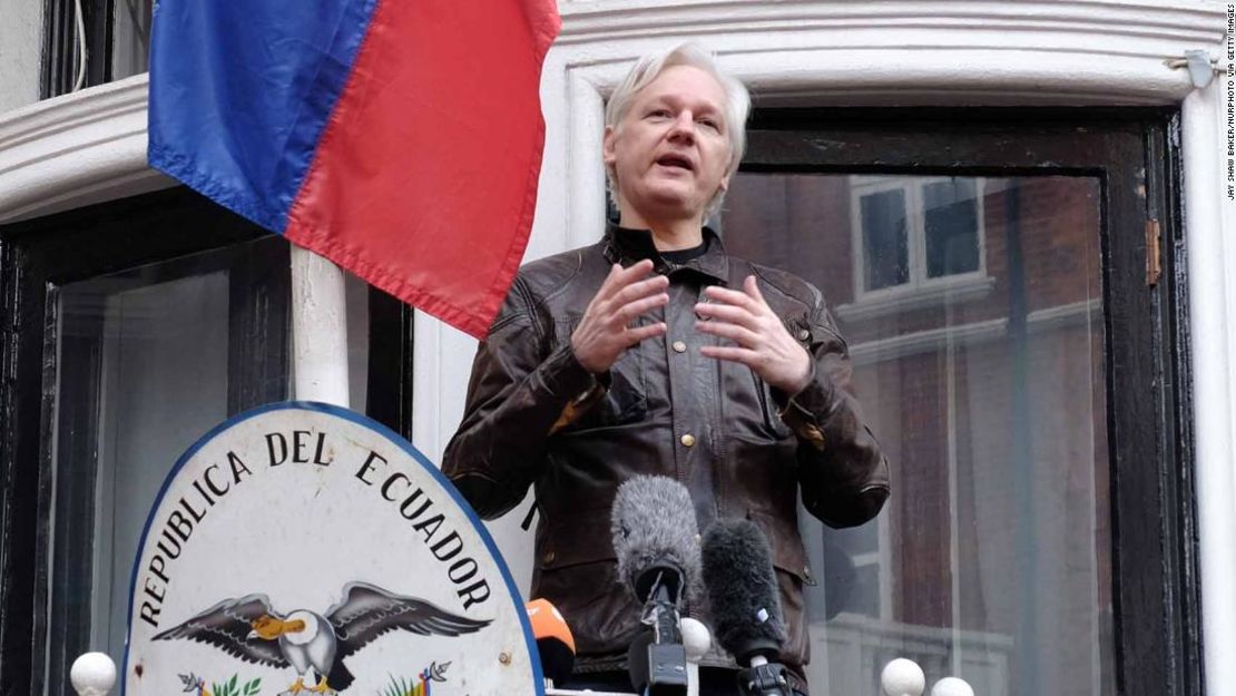 Julian Assange habla a los medios desde el balcón de la embajada de Ecuador en Londres (Reino Unido) en 2017.