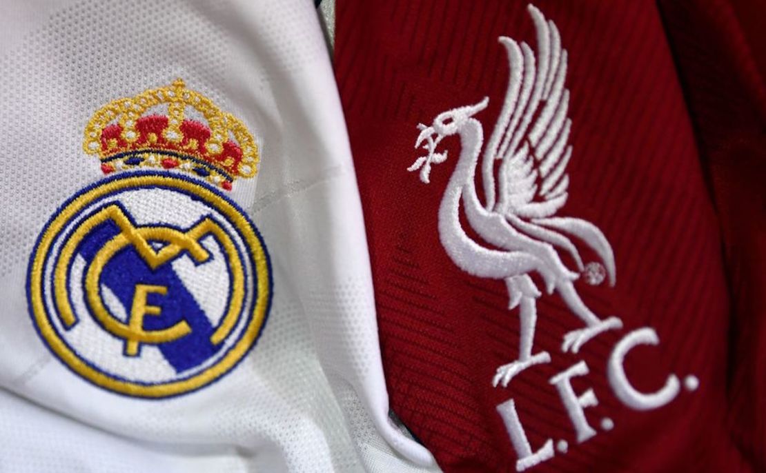 Los escudos en las camisetas del real Madrid y el Liverpool.