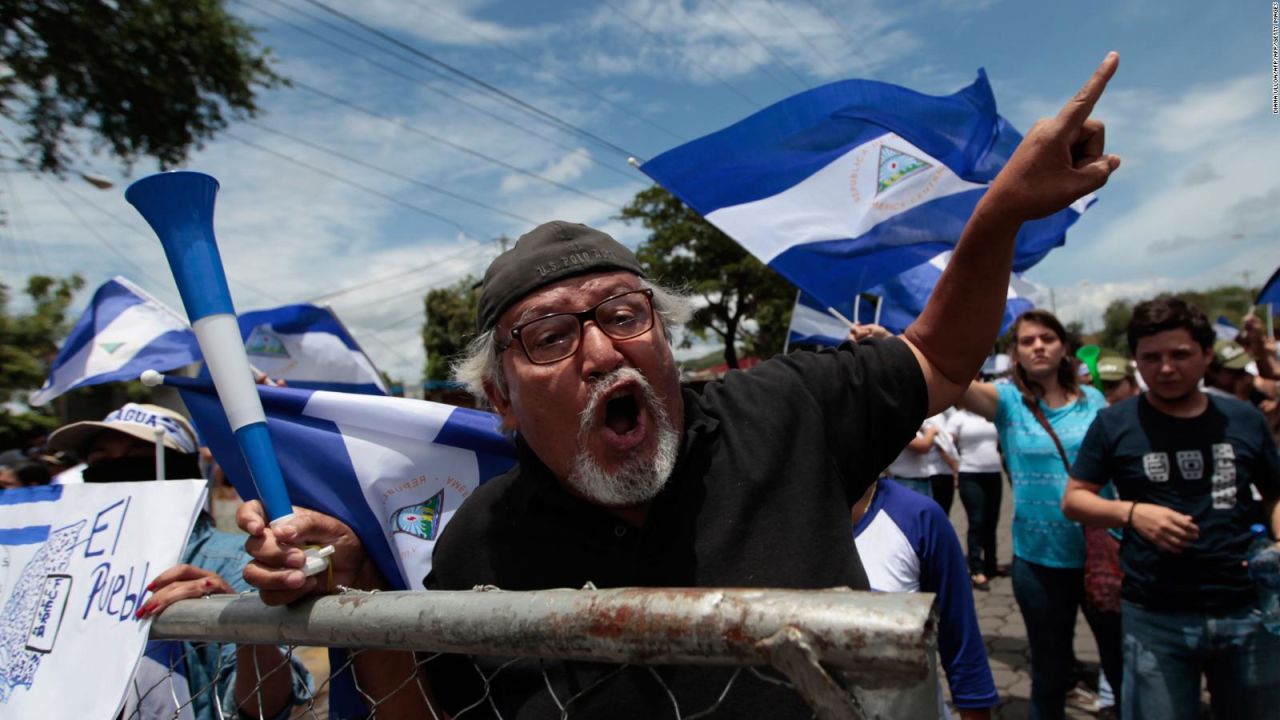 CNNE 527840 - la bandera nicaraguense, todo un simbolo de las protestas