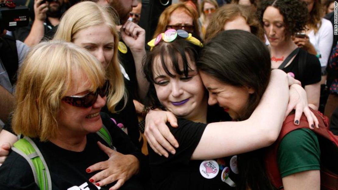 Miembros de la campaña del "Sí" a la reforma de la constitución en Irlanda para derogar la prohibición del aborto.