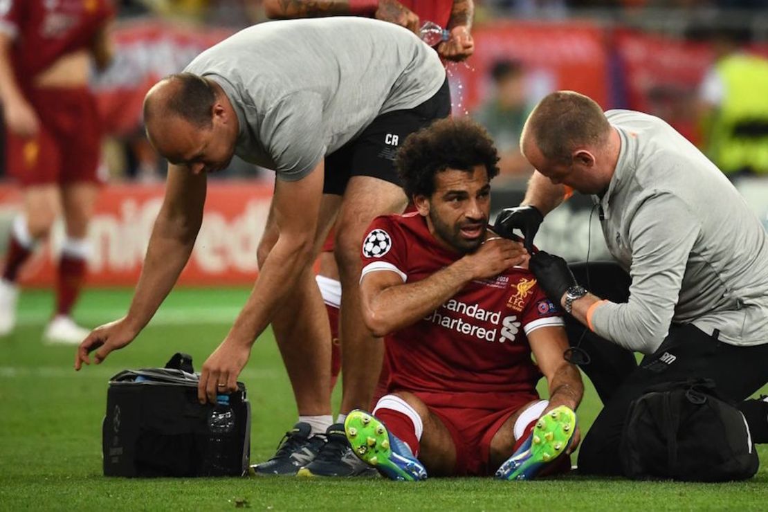 Mohamed Salah salió lesionado.