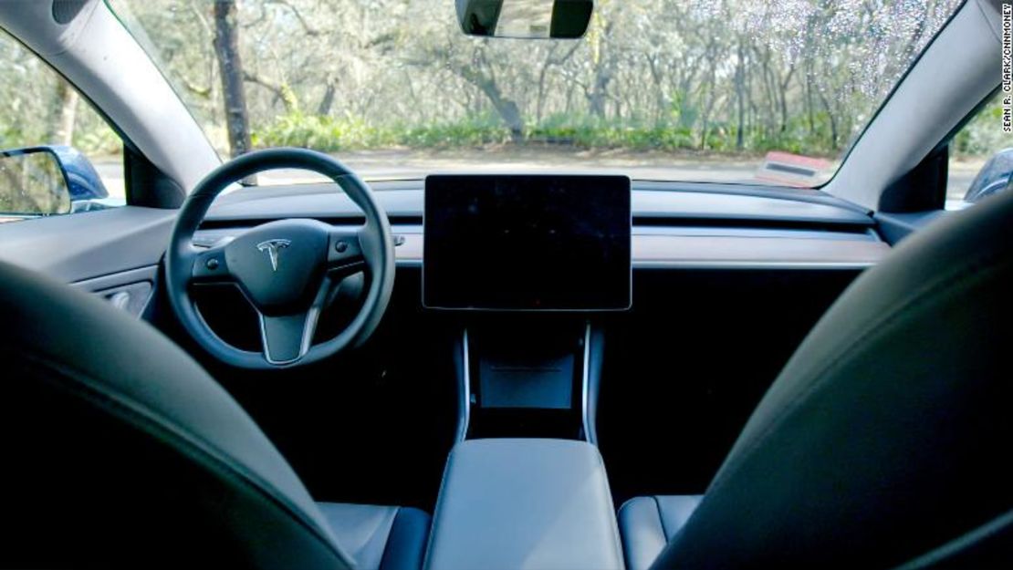 El interior del Tesla Model 3 es deliberadamente austero.