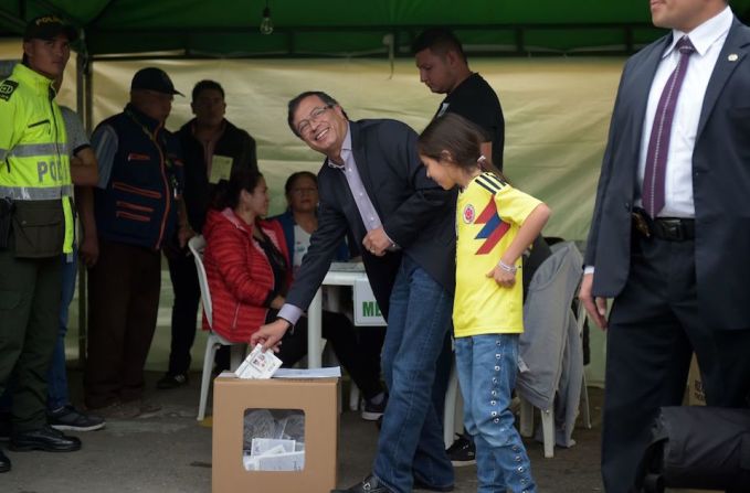 El candidato Gustavo Petro acompañado por sus hijas en Bogotá.