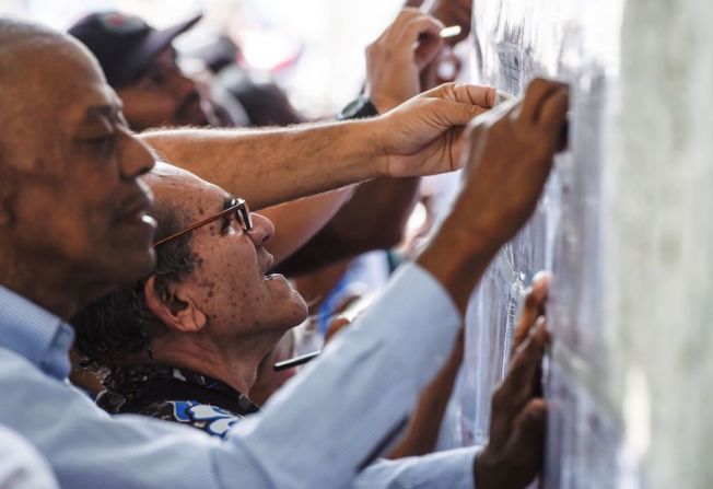 Los colombianos que están fuera del país empezaron a votar el lunes y podrán hacerlo hasta el domingo. Habrá 1.500 mesas de votaciones en 69 países del mundo. En la imagen, colombianos en un centro de votación en Caracas.