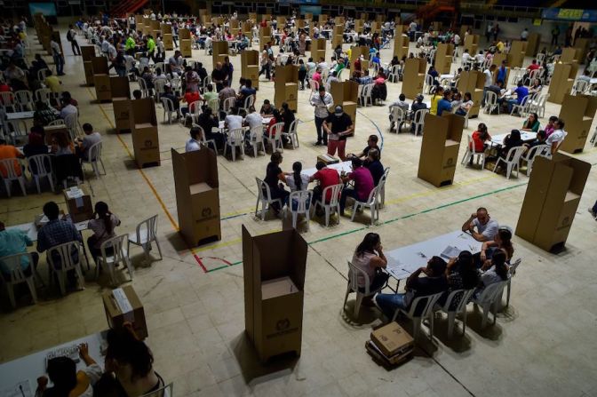 Este domingo 27 de mayo, los colombianos regresan a las urnas para elegir al próximo presidente que estará cuatro años en el poder. En la imagen, un centro de votación en Cali, Colombia.