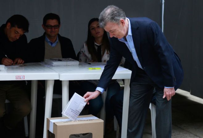 El presidente Juan Manuel Santos votó en Bogotá, donde dijo que las elecciones eran un "punto de inflexión". "Vi una foto de Timochenko votando, eso es muy diciente, las primeras elecciones presidenciales que tenemos con las FARC participando y no saboteando. Es el tipo de transición que estamos teniendo en nuestro país afortunadamente y para el bien de todos los colombianos".