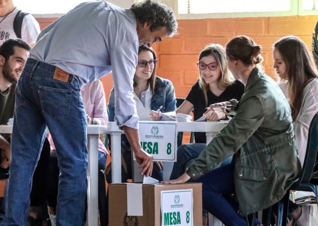 El candidato Sergio Fajardo votó en Medellín.