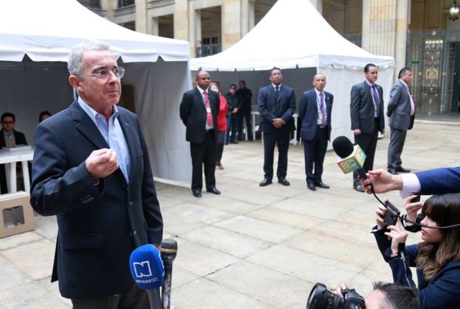 El expresidente Álvaro Uribe (2002-2010) también votó en Bogotá.