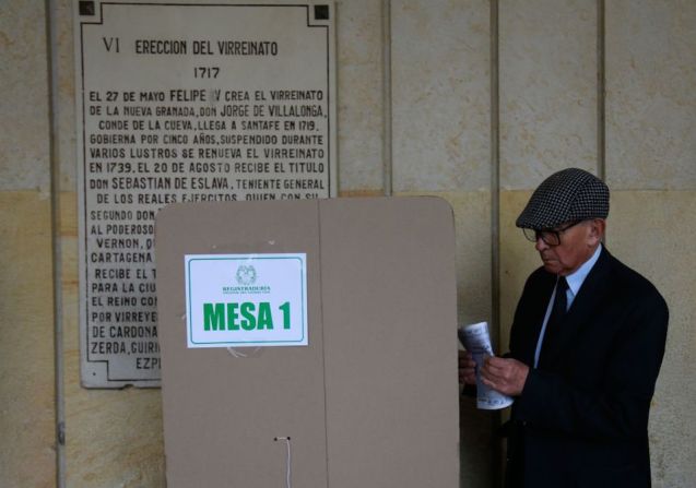 Los 36.227.267 colombianos habilitados en el país para votar este domingo deberán elegir al presidente y vicepresidente, quienes gobernarán por cuatro años. En la imagen, un centro de votación en Bogotá. (Photo by John VIZCAINO / AFP) (