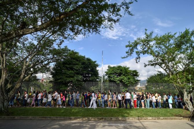 Seis candidatos se disputan el puesto en la Casa Nariño, después de que el actual presidente, Juan Manuel Santos, gobernara durante ocho años. En la imagen, fila de votantes en Cali.