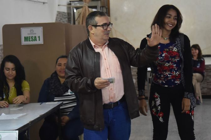 El líder de las FARC, Rodrigo Londoño, alias "Timochenko", votó en Bogotá. (Diana SANCHEZ / AFP).