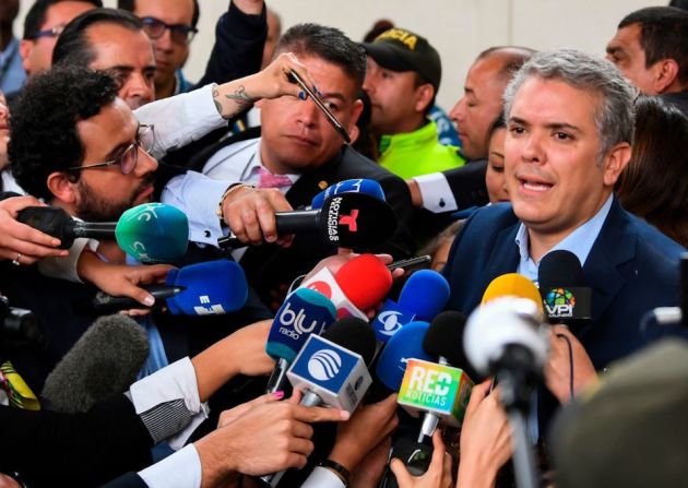 El candidato Iván Duque habla con la prensa después de votar en Bogotá.