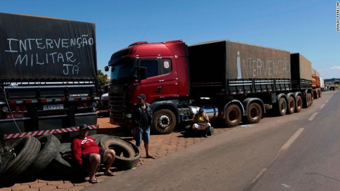 Camioneros durante la huelga en Brasilia.