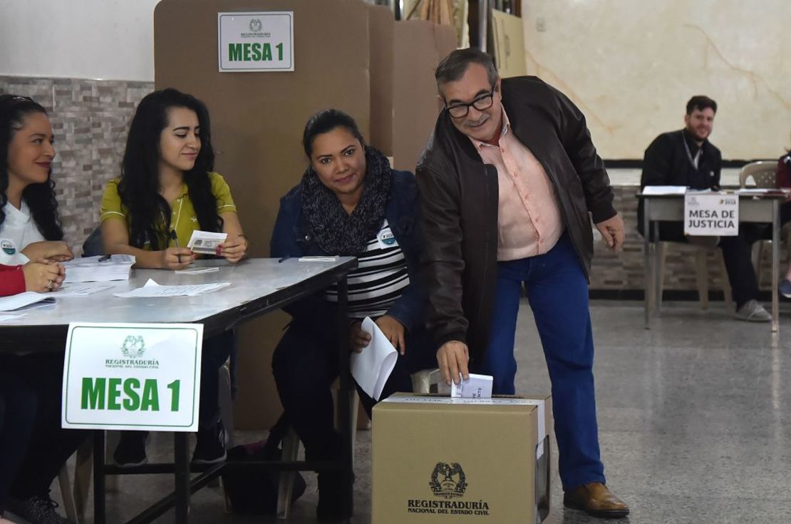 El exlíder de las FARC, Rodrigo Londoño Echeverri, alias Timochenko, depositó su primer voto en las urnas como civil el 27 de mayo de 2018, luego del proceso de desmovilización acordado en el Acuerdo de Paz firmado con el Gobierno de Colombia en noviembre de 2016.