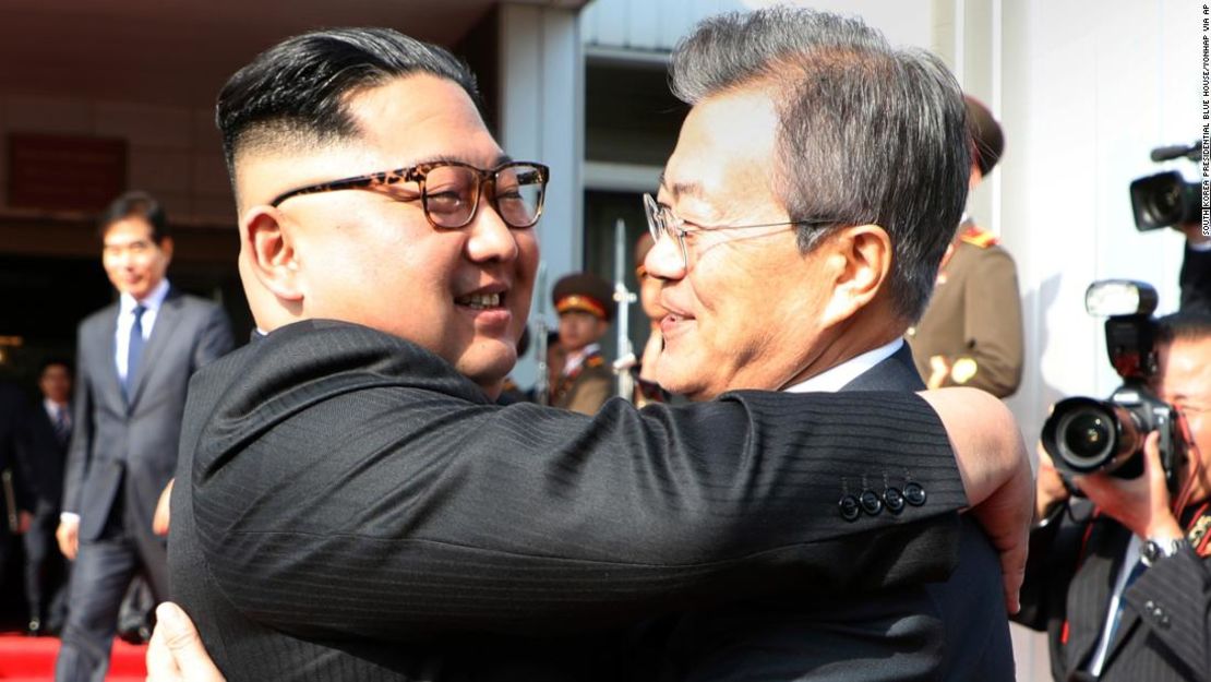 Kim Jong Un (a la izquierda) y Moon Jae-in, durante una reunión en el lado norte de Panmunjom, en Corea del Norte, el 26 de mayo de 2018.