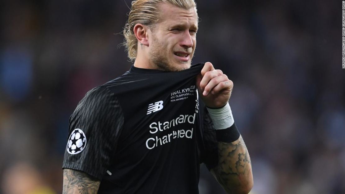 Loris Karius, portero del Liverpool ingles, llora ante los seguidores del club, al final del partido ante Real Madrid.