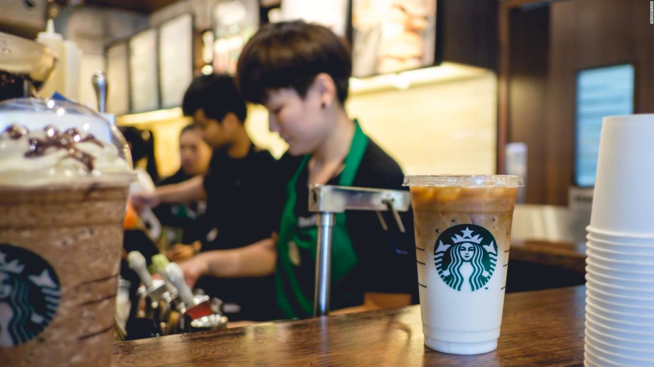 CNNE 528382 - starbucks cierra una tarde para educar contra la discriminacion