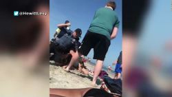 CNNE 528580 - video muestra el violento arresto de una mujer en la playa