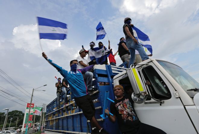 Los manifestantes exigen la renuncia de la pareja presidencial.