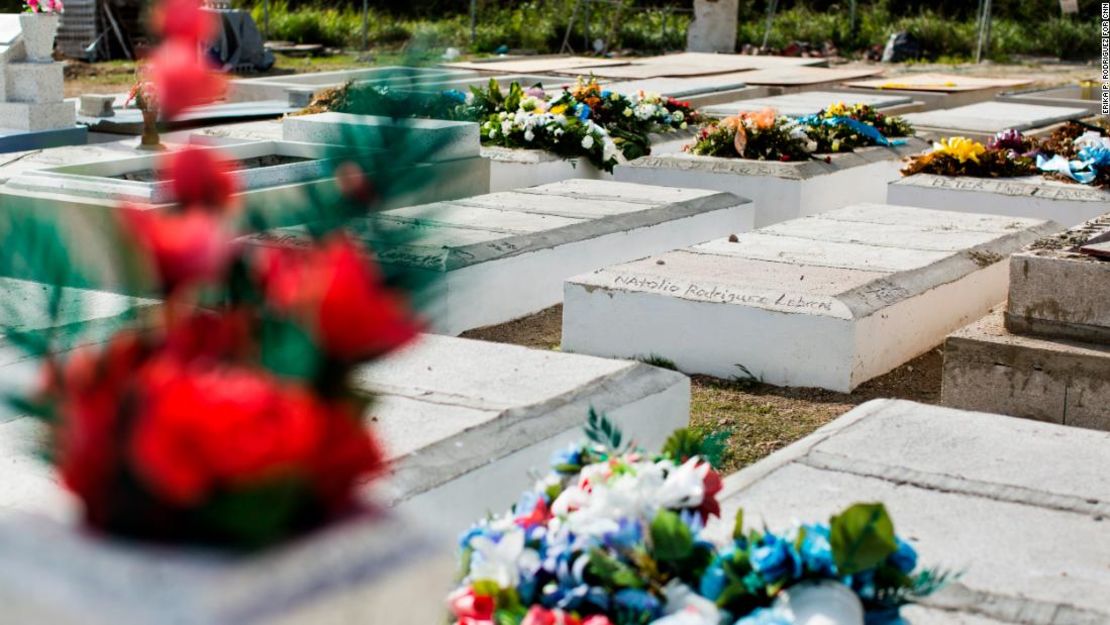 La tumba de Natalio “Pepito” Rodríguez Lebrón en el Cementerio Municipal de Maunabo en Puerto Rico. Su familia dice que no pudo permitirse el lujo de utilizar un respirador que lo ayudara a mantenerse con vida. Rodríguez murió el 6 de enero pasado de una enfermedad pulmonar.