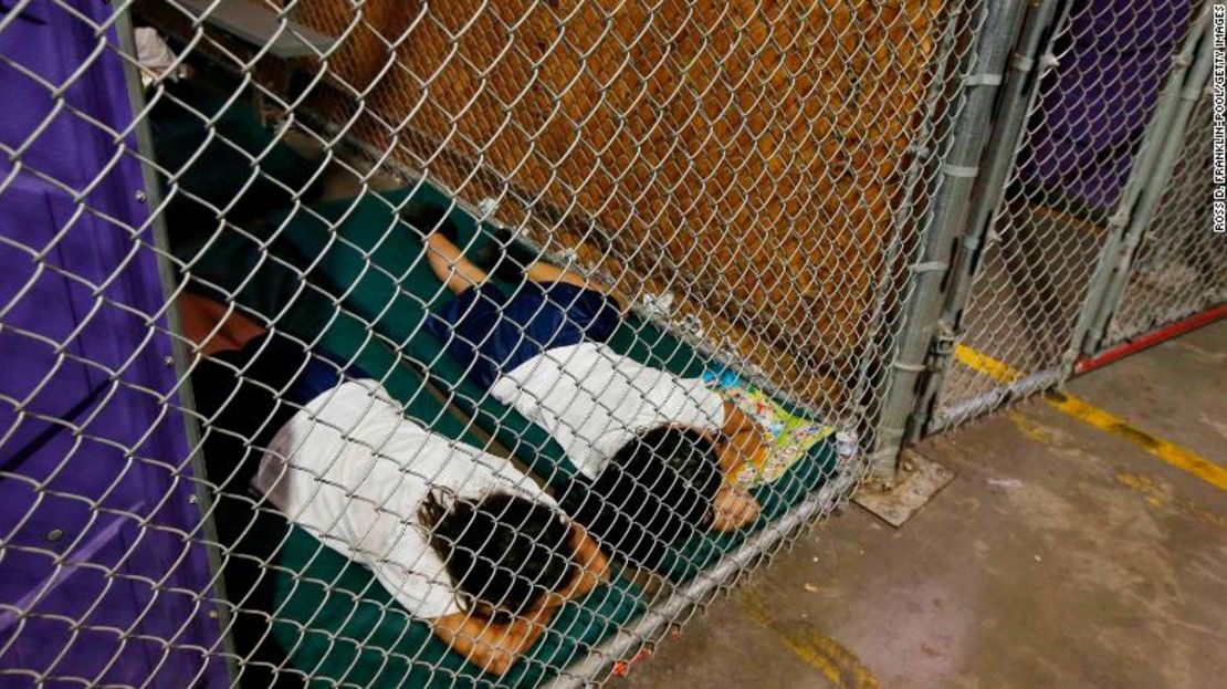 Dos niñas detenidas duermen en una celda de un centro de a Oficina de Aduanas y Protección Fronteriza en Nogales, Arizona, el 18 de junio de 2014.