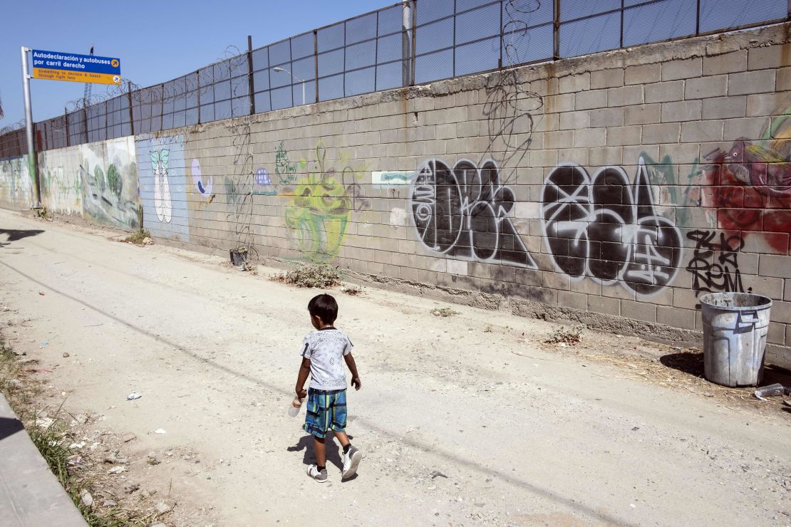 Niño migrante que viajó desde Centroamérica a EE.UU. en la caravana de inmigrantes durante abril de 2018.