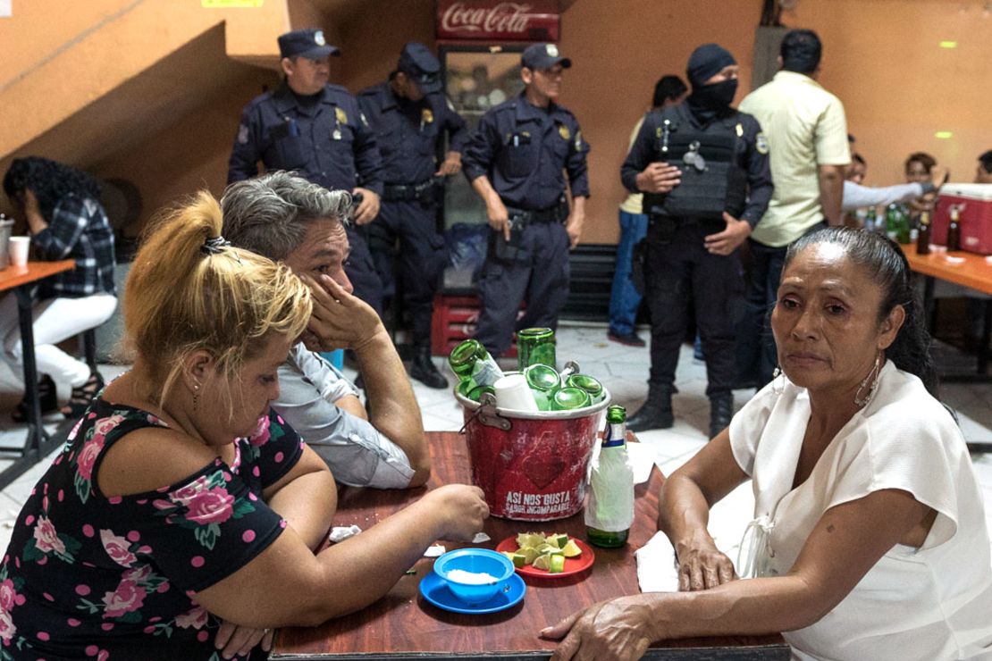 Los visitantes de una discoteca en San Salvador esperan a que la policía termine su búsqueda en abril.