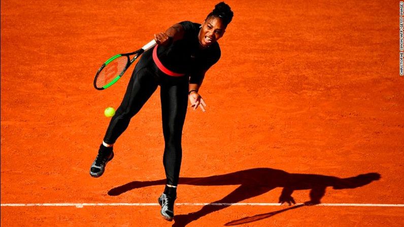 Serena Williams llamó la atención con su sorprendente traje negro en la primera ronda del Abierto de Francia 2018, en París. Aquí un vistazo a sus muchos estilos de vestir a lo largo de su carrera.