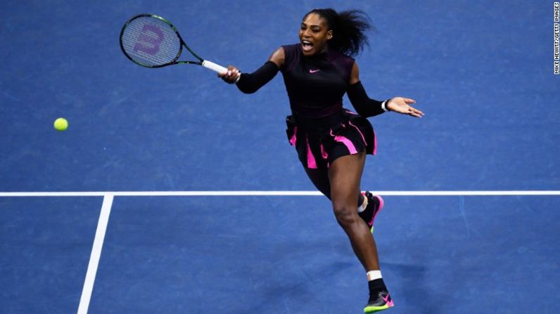 Serena Williams usó en su uniforme los colores negro y rosado durante el US Open de 2016 en Nueva York.