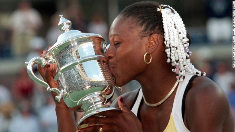 Serena luce un peinado con cuentas mientras celebra su primer título en el Abierto de Estados Unidos, en 1999.