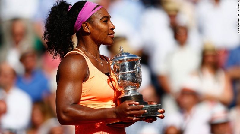 Serena Williams posa en la cancha después de triunfar en la final del Abierto de Francia 2015.