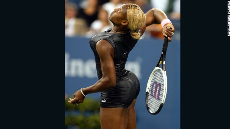 Serena lució un traje ceñido durante el Abierto de Estados Unidos de 2002.