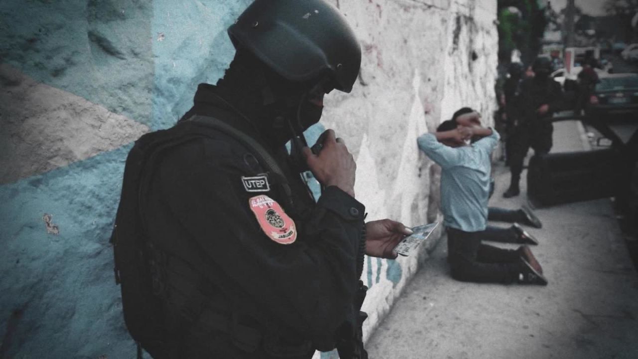 CNNE 529099 - policias de elite con pasado oscuro en el salvador combaten a la ms-13