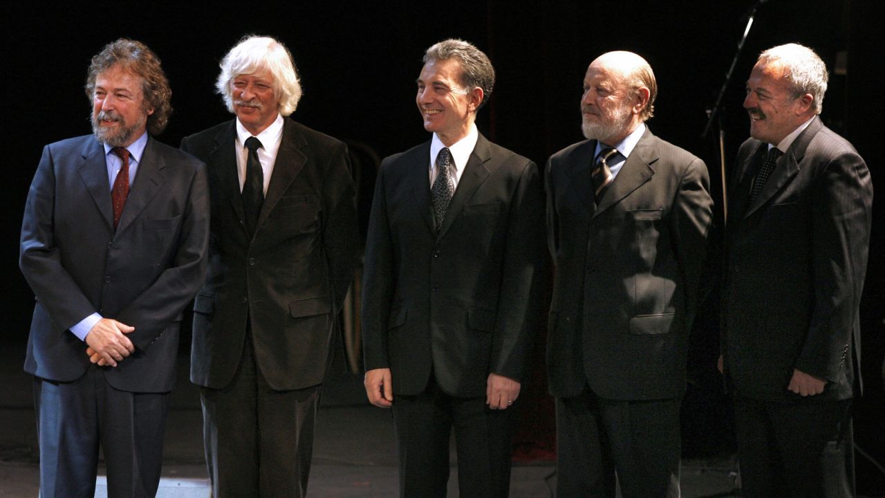 CNNE 529119 - "les luthiers" argentine music ensemble