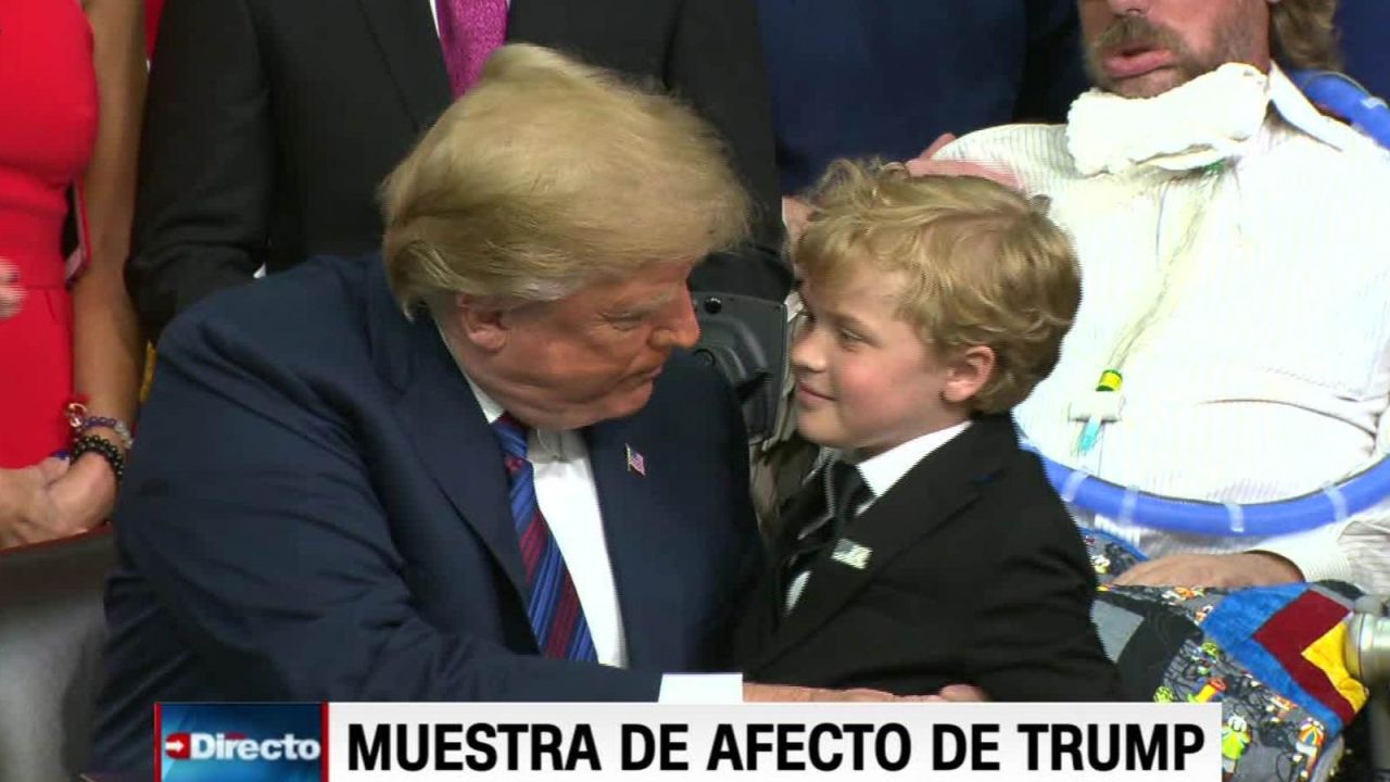 CNNE 529225 - un nino intenta abrazar a un distraido trump