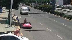 CNNE 529447 - #estonoesnoticia- la policia china detiene a una mujer en un auto chocon