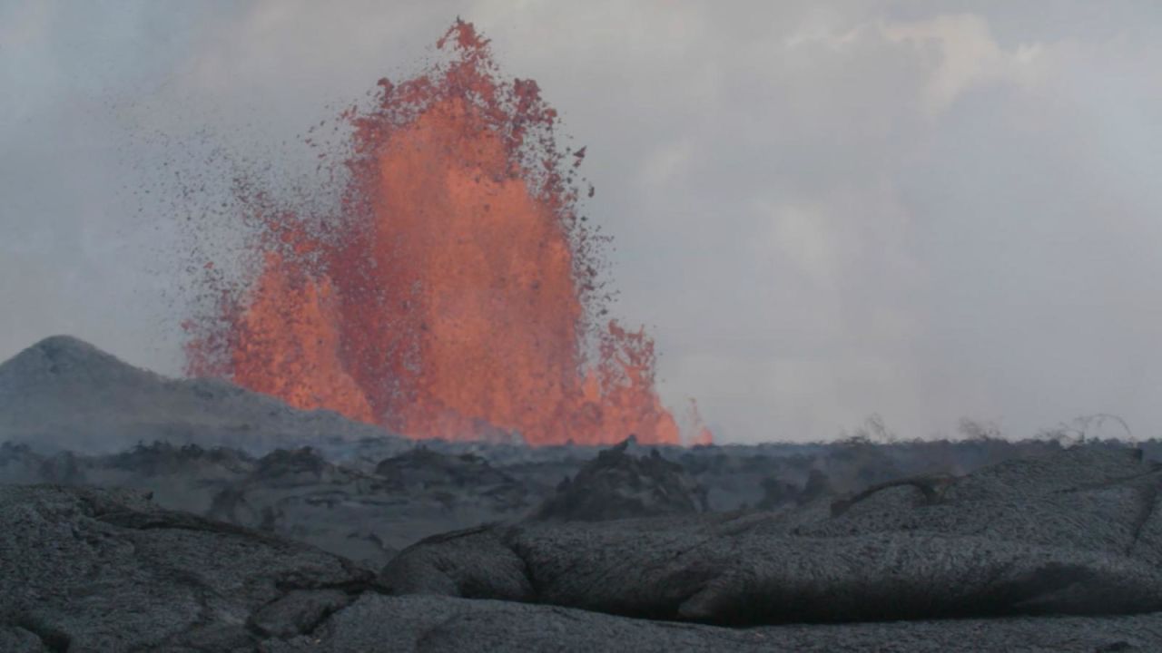 CNNE 529501 - enorme fuente de lava sepulta a comunidad en hawai