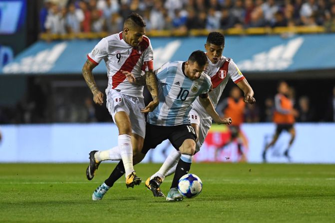 5 de octubre: Argentina y Perú empatan 0-0Tras el partido jugado en el estadio de La Bombonera, en Buenos Aires, Paolo Guerrero sale sorteado para pasar por una prueba antidopaje. El empate llevaba a Argentina fuera de la zona de clasificación y a Perú con opciones para clasificar a Rusia 2018.